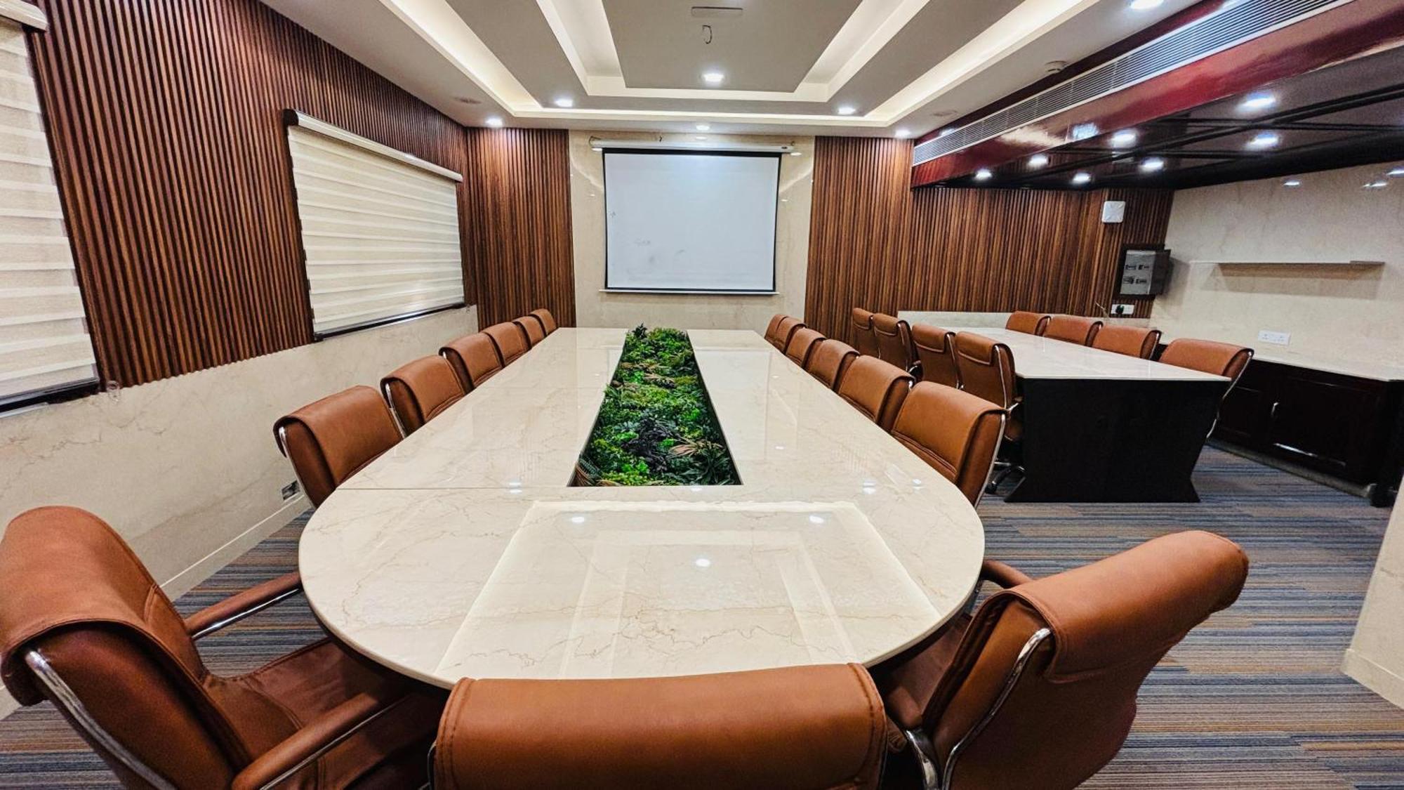 Hotel Shanti Palace Mahipalpur Нью-Дели Экстерьер фото