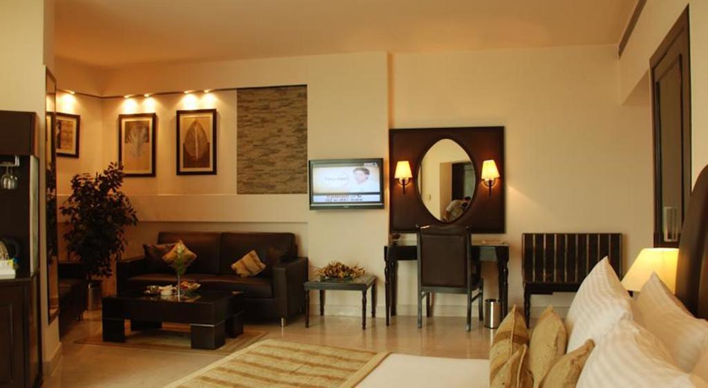 Hotel Shanti Palace Mahipalpur Нью-Дели Экстерьер фото